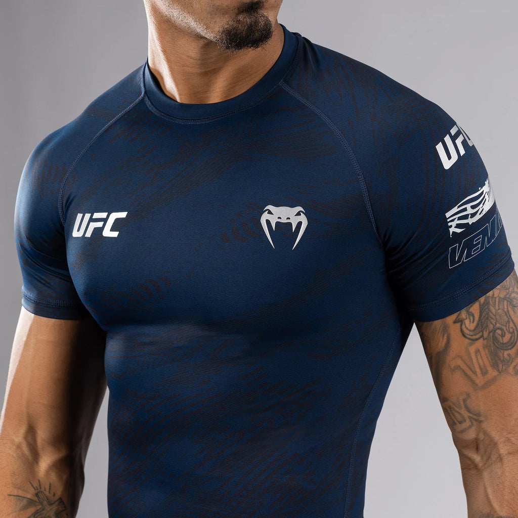 UFC Fusion by Venum Authentic Fight Week Rashguard de Manga Corta de Rendimiento para Hombre - Azul oceánico
