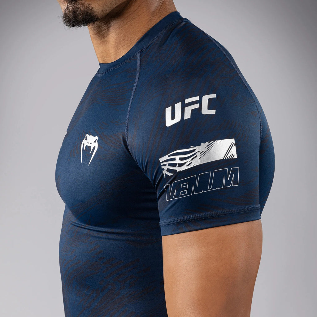 UFC Fusion by Venum Authentic Fight Week Rashguard de Manga Corta de Rendimiento para Hombre - Azul oceánico