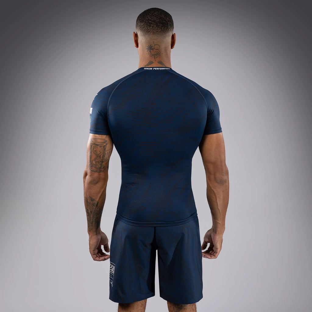 UFC Fusion by Venum Authentic Fight Week Rashguard de Manga Corta de Rendimiento para Hombre - Azul oceánico